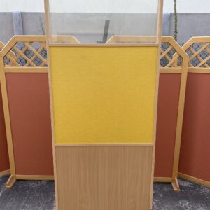 Ścianka działowa wolnostojąca w żółtym kolorze marki Kinnarps.