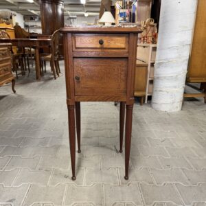 Szafka nocna w stylu ludwikowskim