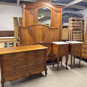 Zestaw dębowych mebli do sypialni