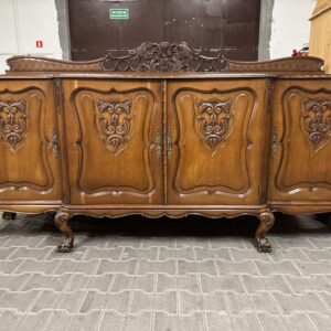 Komoda na lwich łapach