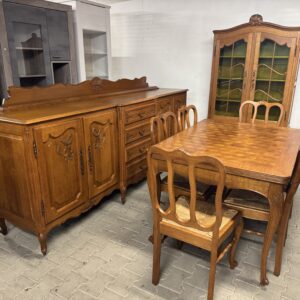 Zestaw drewnianych mebli do jadalni