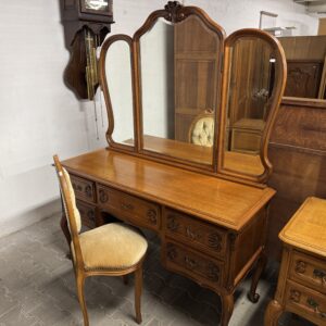 Toaletka w stylu ludwikowskim